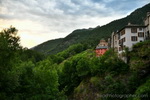 Senderismo en el ro de montaa en Ticino / Suiza: fotografa masculina al aire libre